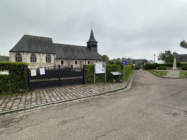 Nous partons de la place du Vivier, proche de l'église ND de l'Assomption (XIe XVIe).&nbsp;Le GR210, que nous suivons, passe par la cour de l'ancien presbytère, devenu école de musique (en face). Si le portail de l'ancien presbytère est fermé, il faut passer le long de l'église, par le cimetière.