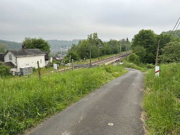 Nous arrivons au niveau de la ligne Paris Le Havre, ou Dieppe. Il n'y a pas de vrai chemin le long de la voie, nous devons descendre jusqu'à la rue du Gal de Gaulle.