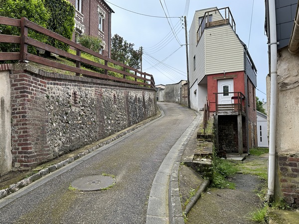 Nous remontons vers la voie ferrée par petite rue Audière.