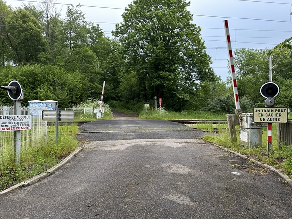 Ce passage à niveau n'est qu'à quelques mètres du précédent, mais l'accès le long de la voie est interdit.