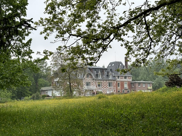 Nous montons dans la forêt syndicale de la Muette, et longeons ici le château du Domaine aux Loups, construit au début du XXe siècle pour l'industriel Henry Butler.&nbsp;