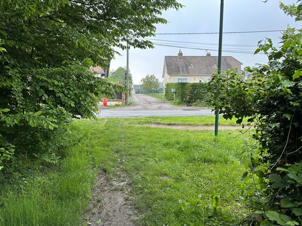 Avant que le chemin redescende, nous tournons à gauche pour rejoindre la rue Audière, que nous allons suivre à droite.