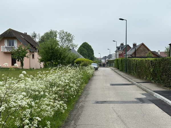 Nous traversons Houppeville en suivant les balises du GR210.