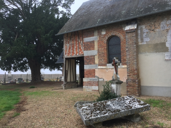 Eglise Saint-Ouen et cimetière du Thuit-Simer. Le cimetière abrite la tombe d'un grognard de Napoléon.