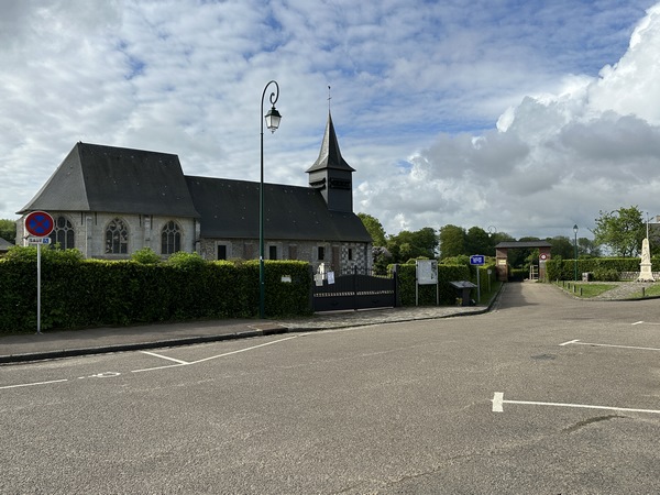 Nous arrivons au niveau de l'église Notre-Dame-de-l'Assomption (XIe XVIe). L'église est éclairée par 7 vitraux des maîtres verriers de Conches (1544,1545). Le GR210, que nous suivons, passe par la cour de l'ancien presbytère, devenu école de musique. Si le portail de l'ancien presbytère est fermé, il faut passer le long de l'église, par le cimetière.