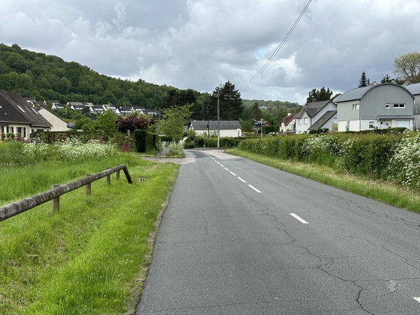 Nous sommes descendus aux Longs Vallons à Notre-Dame-de-Bondeville. Nous sommes ici sur la D66, nous allons la quitter en tournant à gauche, sur le chemin du Val Allard, dont on voit déjà l'entrée.
