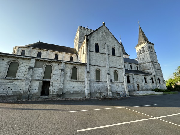Nous partons du parking de l'église Saint-Martin, vaste construction néo romane du XIXe siècle, et nous descendons la rue Cochet.