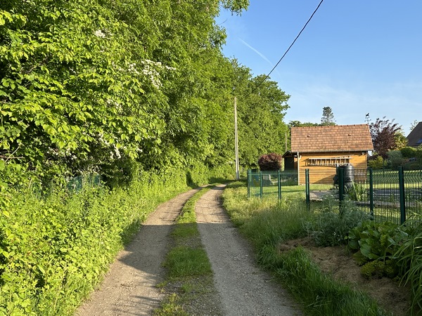 Nous suivons le sentier Adolphe Botte en direction de l'avenue François Adrien Boieldieu que nous allons traverser pour sortir de la ville.