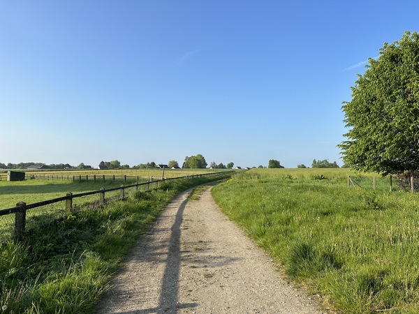 Nous sortons de Barentin par la rue Emile Eliot qui se termine en chemin.