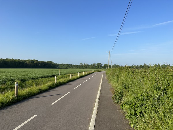 La route vers Villers-Ecalles (rue de Courvaudon) est équipée d'un trottoir jusqu'au pont sur l'A150.