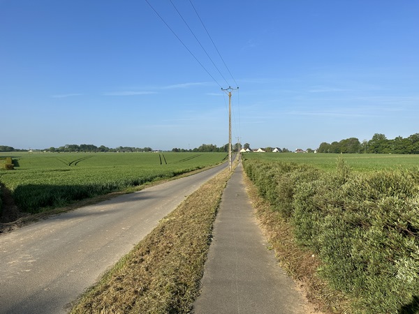Après le pont, le trottoir devient une piste cyclable.