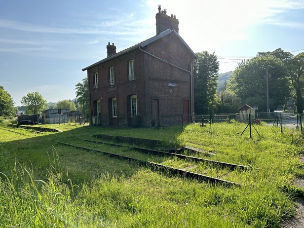 Nous passons devant l'ancienne gare du Paulu. Nous allons la longer pour continuer sur le GR212.