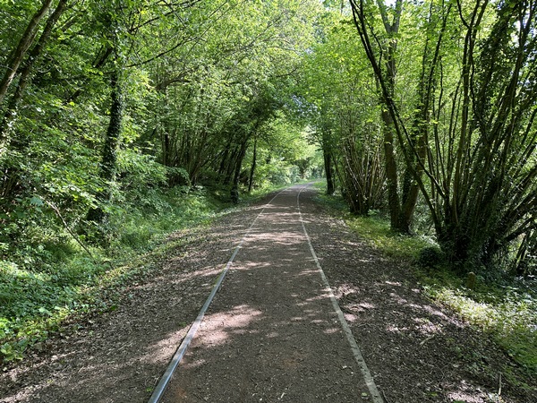 A l'entrée de Villers, l'ancienne voie ferrée est aménagée en une délicieuse voie verte, la Voie Claude Lemesle.