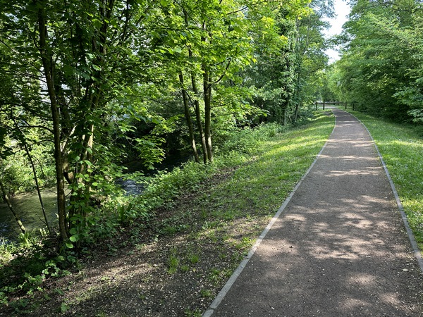 Enfin une voie verte sans goudron ! La Voie Claude Lemesle est couverte d’un revêtement doux, adapté aux cyclistes et aux marcheurs. Elle est bordée par les anciens rails et a été végétalisée. Quelle réussite !