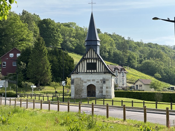 Nous arrivons à Barentin, près de la chapelle St-Hélier (XVIe). C'est l'ancienne chapelle du château seigneurial de Barentin, détruit durant la guerre de cent ans.