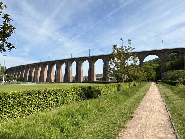 Voilà le célèbre viaduc de Barentin de la ligne ferroviaire Paris - Le Havre. Construit en briques rouges en 1844, c'est un viaduc en ligne courbe qui traverse la vallée de l'Austreberthe.
