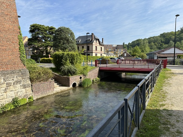Nous quittons la voie Claude Lemesle et traversons ici l'Austreberthe.