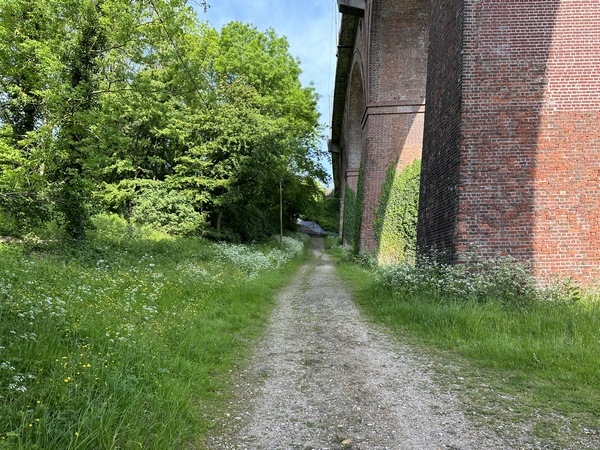 Nous suivons le viaduc pour monter vers la gare.