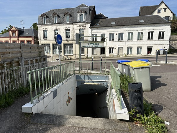 Au niveau de la gare de Barentin, un passage piétonnier nous permet de traverser la D6015.