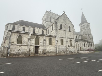 Nous partons du parking de l'église Saint-Martin, vaste construction néo romane du XIXe siècle (photo de l'intérieur dans l'album 2023), et nous descendons la rue Cochet.