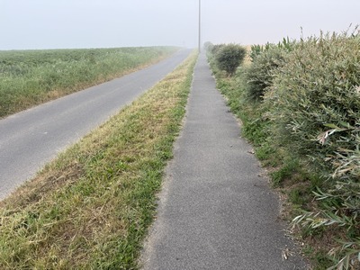 Après le pont, le trottoir devient une piste cyclable.