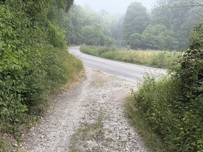 Nous sortons des chemins et allons suivre à gauche la D86. L'accotement est, à peu près, aménagé.