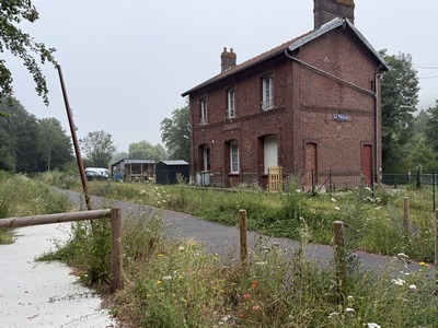 Nous passons devant l'ancienne gare du Paulu. Nous allons la longer pour continuer sur le GR212.