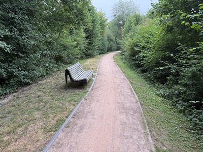 A l'entrée de Villers, l'ancienne voie ferrée est aménagée en une délicieuse voie verte, la Voie Claude Lemesle.