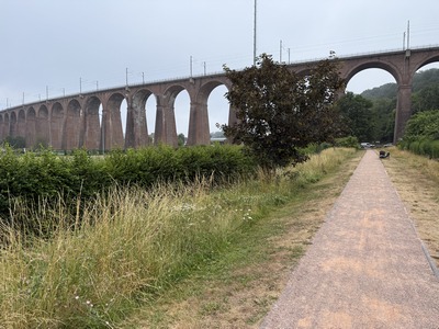 Voilà le célèbre viaduc de Barentin de la ligne ferroviaire Paris - Le Havre. Construit en briques rouges en 1844, c'est un viaduc en ligne courbe qui traverse la vallée de l'Austreberthe.