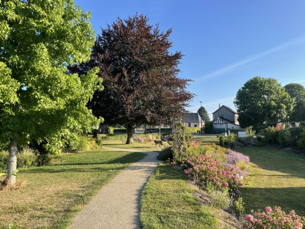 Nous partons du parking de la mairie, et suivons le chemin qui traverse ce petit parc en direction de l'église.