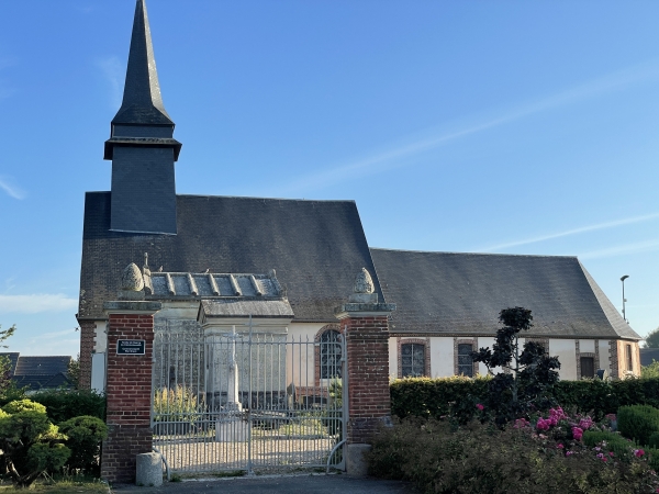 Nous longeons l'église Notre-Dame-du-Silex (XVIe XVIIIe) et prenons le chemin du Faîte.