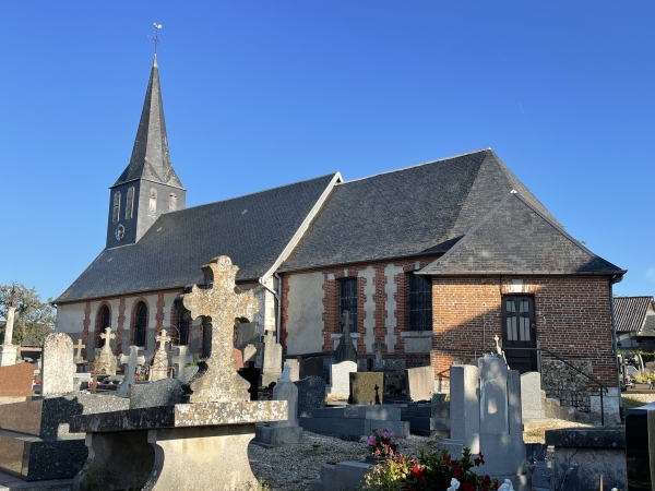 Nous traversons Bois-d'Ennebourg, longeons l'église Saint-Martin (ancienne église qui appartenait au Prieuré de Beaulieu, reconstruite en 1785. Les fonds baptismaux proviennent de l'église d'origine.) et continuons sur la rue de l'Eglise.