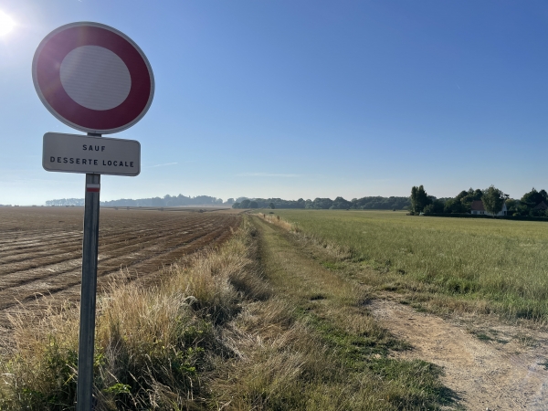 A la sortie du Bois-d'Ennebourg, nous suivons le GR25 sur le chemin du Puits.