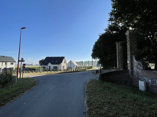 Nous allons tourner à gauche devant le portail du château de Coqueréaumont. Le portail est tout ce qu'il reste du château brûlé.