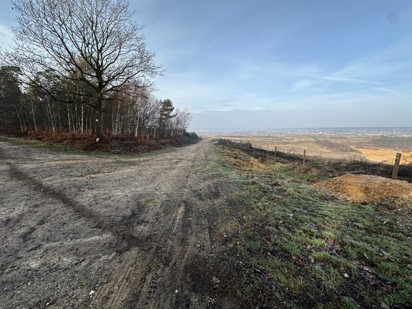 Je vais tourner à gauche, mais pas avant d'avoir parcouru des yeux la perspective ouverte sur Criquebeuf, Martot, et la vallée de la Seine.
