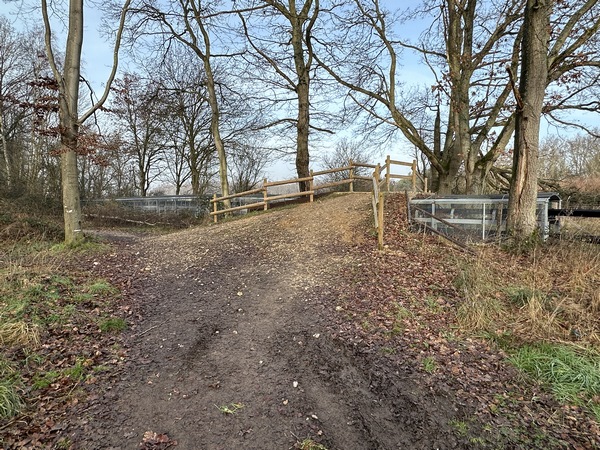 Cette entrée en forêt passe au-dessus d'un convoyeur à bande de la carrière voisine.