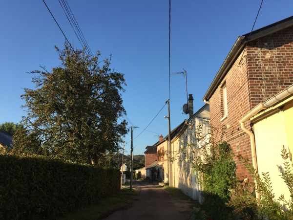 Nous partons de Saint-Paul, hameau de la commune de Duclair, et suivons la rue Saint-Laurent.