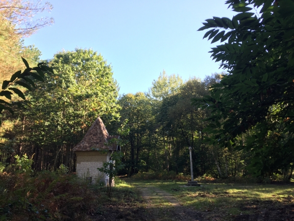 Nous arrivons à la petite chapelle de la Mère de Dieu. Edifiée en mémoire de l'apparition vécue par Saint Philibert, à l'endroit où la statue de la Vierge a été découverte.