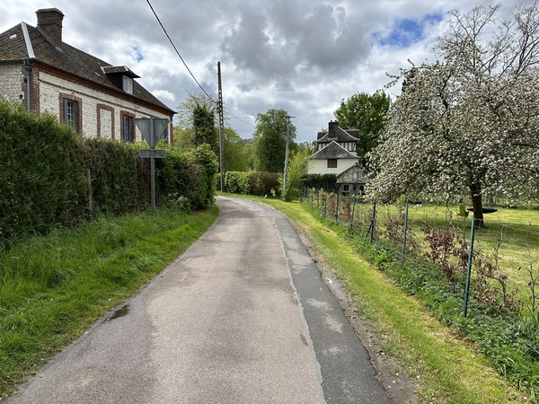 Nous partons de Saint-Paul, hameau de la commune de Duclair, et suivons la rue Saint-Laurent qui devient rapidement le Chemin de la Forêt.