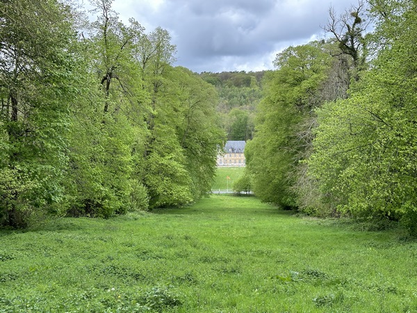 Sur notre droite, on peut apercevoir le château du Taillis (XVIe -> XVIIIe).