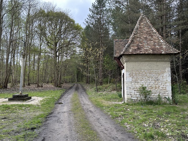 Nous arrivons à la Chapelle de la Mère de Dieu, fondée en mémoire de l'apparition que vécut Saint Philibert, et où fut découverte une statue de la Vierge.