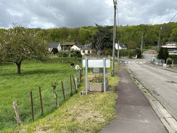 Nous traversons l'ancienne vallée de l'Austreberthe à Yainville. Vauban rêva d'y créer un canal pour que le trafic fluvial évite la boucle de Jumièges.