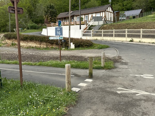 Nous franchissons l'ancienne voie ferrée Barentin - Caudebec, définitivement fermée en 1990, et devenue piste cyclable.