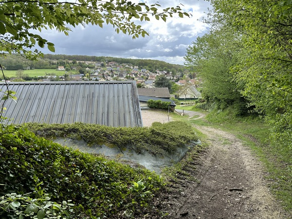 Regard arrière sur Yainville depuis l'entrée en forêt.
