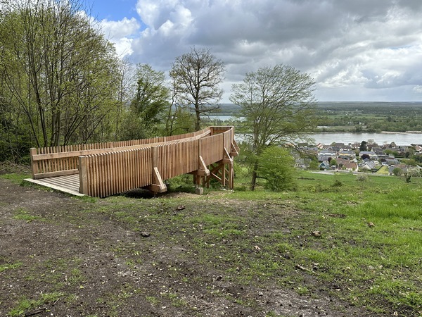 Nous voici au niveau du tout nouveau belvédère, créé en lisière de forêt, en partenariat entre la Métropole Rouen Normandie et l'ONF.&nbsp;