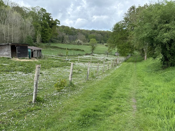 Le GR23A longe l'ancienne voie ferrée, et même si cette dernière est devenue une piste cyclable, on préfère marcher sur ce beau chemin, que sur la piste goudronnée voisine !