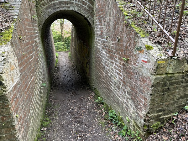 Nous entrons dans Saint-Paul en utilisant ce passage piétonnier qui avait été aménagé sous la voie ferrée.&nbsp;