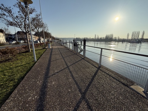 Duclair, quai de la Libération. On voit le bac sur l'autre rive, à Berville-sur-Seine