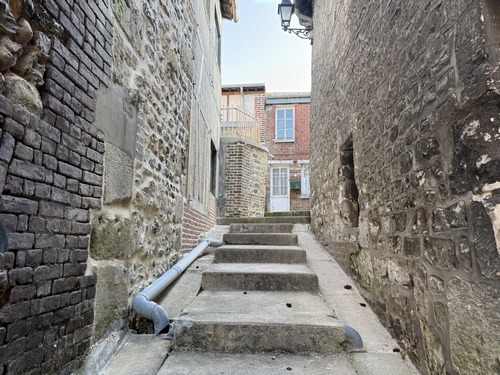 La petite rue Bonissent et son escalier. Nous allons monter ici en direction du panorama du Catelier.