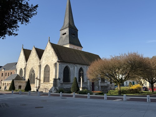 Au bout du chemin du Panorama, nous avons tourné vers l'ouest. Nous voilà au centre de Duclair, avec l'église Saint-Denis et ses trois nefs. La nef principale est du XIe siècle, le clocher du XIIe, le portail Renaissance.